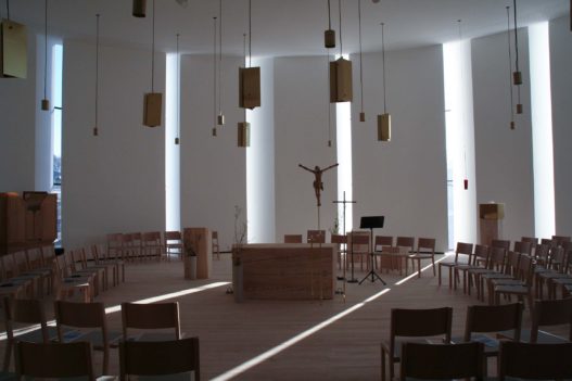 Bestuhlung und Altar von Trewit im Seelsorgezentrum Lichtenberg