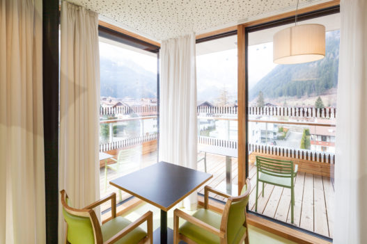 Tisch und zwei Stühle von Trewit im Sozialzentrum Mayrhofen