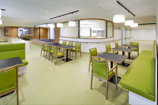 Tische und Bestuhlung und Sitzbänke mit Polsterung im Sozialzentrum Mayrhofen