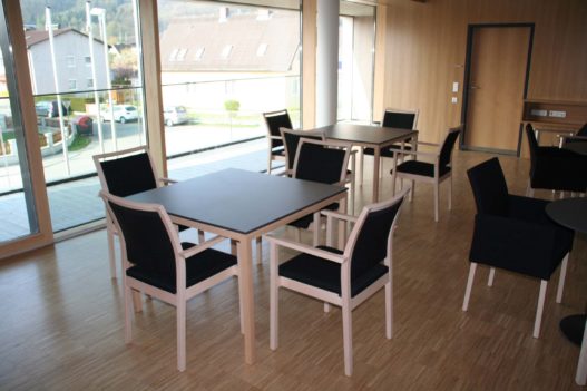 Tische und Bestuhlung mit Polsterung im Sozialzentrum Pichling