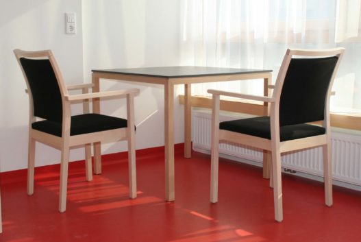 Tisch und Stühle von Trewit im Sozialzentrum Pichling